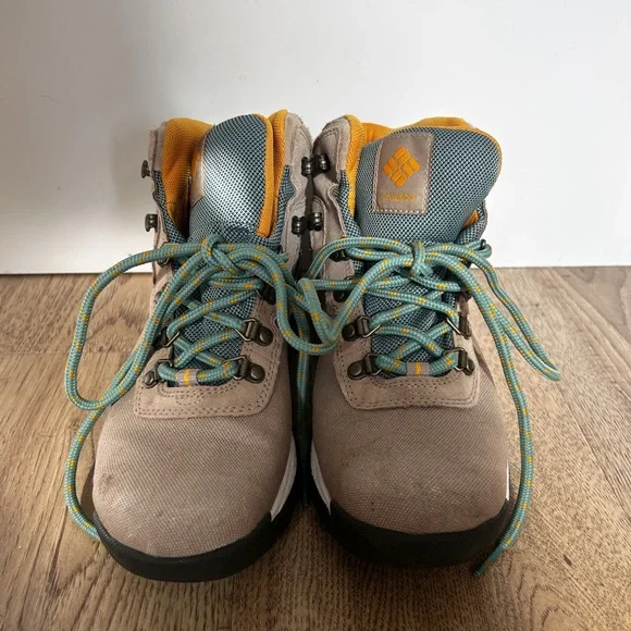 Women’s Columbia Hiking Boots - Picture 2 of 4